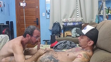 Meu vizinho esperou a esposa sair e me colocou para mamar. que delicia. parte 4