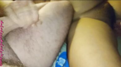 Deutsche BBW mit haariger Fotze fingert sich wild zum Orgasmus