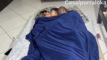 Mosão matando a saudade da namorada e colocando ela pra senta com o cuzinho na rola do maridão . Casal trisal