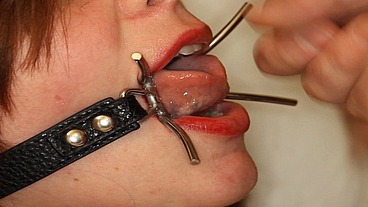 Lee Fucks Roxy's Mouth Through A Spider Gag