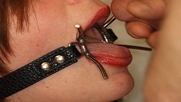 Lee Fucks Roxy's Mouth Through A Spider Gag