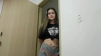 me estaba masturbando y llega muy curiosa mi hermanastra a ayudarme.