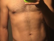 Hombre grabándose mostrando su rico bulto en short