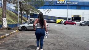 milf - madrasta rabuda de calca legings indo no mercado com enteado e fodendo no estacionamento sem camisinha gozei duas vezes no rabo dela