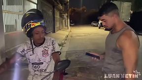 Fui Fazer Moto t&aacute_xi pro viadinho, e ele pagou com o boquete