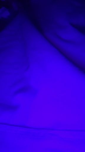 Un Circunciso Adulto de Pequeño Pene se Masturba en Solitario con