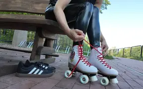 Mature mom in latex gets fucked by stranger in park