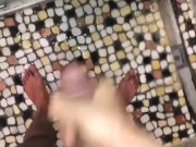Je me masturbe sous la douche