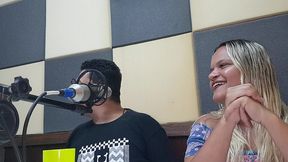 casal de primos e entrevistado na radio.