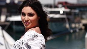 ”The menu announced, Laury devours her main course!”