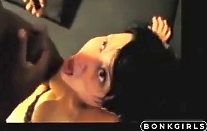 Il baise la femme de son ami