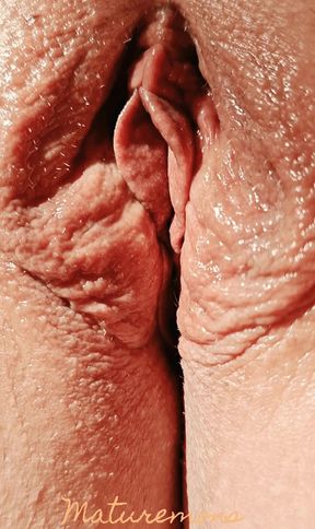 Horny mature showing off her succulent meaty sex