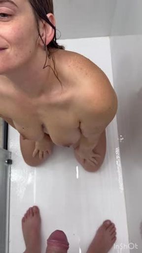 Recibiendo meada en la cara y tetas