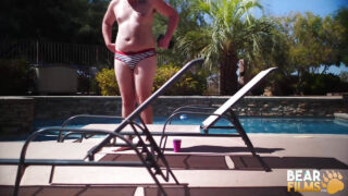 ديل سافاج، الرجل السمين ذو الشعر الكثيف والوشوم، يتعرض للجنس الشرجي العنيف بعد مص ساخن.