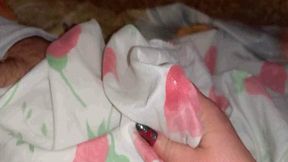Crumpet jerks off through the sheet MP4