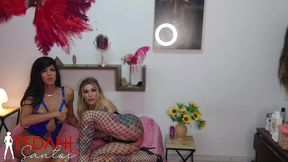 daniela santos em um ensaio fotografico antes de fazer uma cena com a modelo thuanny santos.