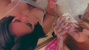 Novinho Nerd branquinho comendo duas Travestis