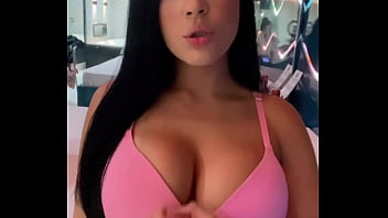 Morena peituda fazendo punheta guiada