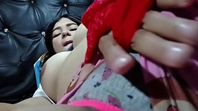 Yuliethgomez juega con sus tangas