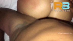 brazillian bull, realizador baiano fudendo sem na o cuzinho da esposa do corno e a putinha gritando indo mais rola pro comedor e gozando dando o cuzinho pra finalizar gozei no rabo dela.