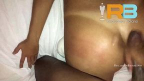 brazillian bull, realizador baiano fudendo sem na o cuzinho da esposa do corno e a putinha gritando indo mais rola pro comedor e gozando dando o cuzinho pra finalizar gozei no rabo dela.