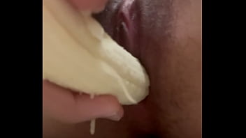 Enfiando uma banana na bucetinha,siririca com comida