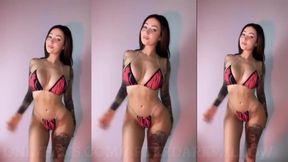 FAMOUS TIKTOK STAR WILLOW HARPER PINCH HER TITS ON LIVE