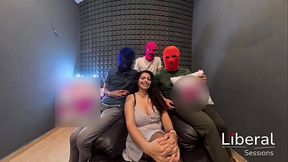 Milf tetona regresa para ser cogida por 3 hombres... La verga de su cornudo no la llena