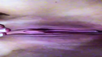 Loira cavala do grelo rosa se exibindo