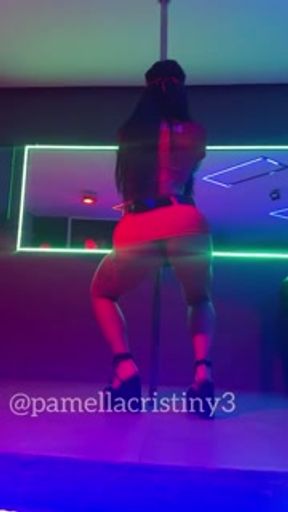 Pampam dançando na boate, pra vários machos.