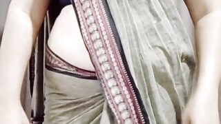 Vídeo caseiro de webcam de uma loira asiática de 18 anos se masturbando sozinha.