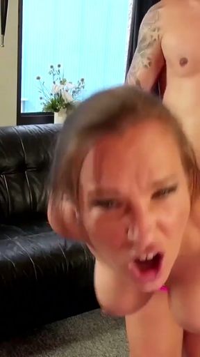 Blondes Tittenmonster mit Kumpel geteilt   Clip 1