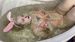 CURVY BLONDE BUNNY COSPLAY UNDERWATER BREATHPLAY