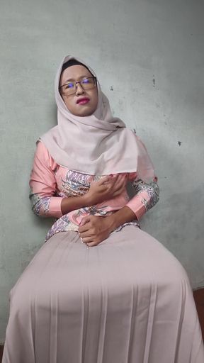 Big Tit Hijab Shemale Masturbates