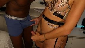 primeira vez dele com uma mulher trans. o safado encheu meu rabo de porra!