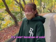 可愛い女子大生が全裸で露出散歩！ 紅葉の名所で野外フェラチオ♡RYO＆YUU♡素人カップル/年の差/10代/美少女/スマホ撮影/口内射精/スタイル抜群/美乳/スリム/English subtitle