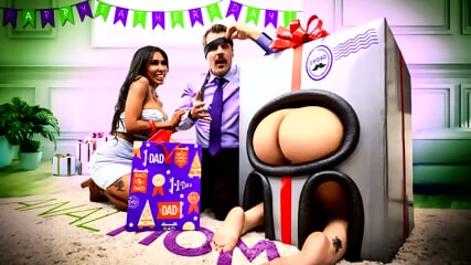Le cadeau idal pour la fte des Pres? Emballer les fesses de sa femme et de sa belle-fille - Jena LaRose - Mila Milkshake