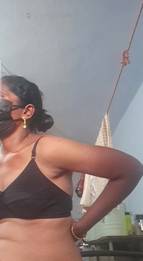 Tamil aunty fingering and urine passing