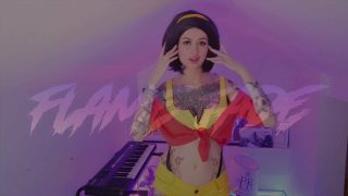 Faye Valentine do cosplayer Cowboy Bepop enche sua bunda e buceta com consolos enormes