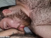 Dos osos peludos se follan a gordito a pelo (Short video)