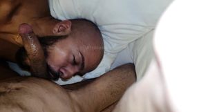 sexo gostoso com novinho do pau grande e fino socando o rabo do careca barbudo sem do