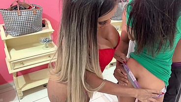 Novinha lactante realiza fetiche de marido corno e acaba dando a bucetinha para uma boneca pauzuda