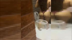 MADRASTRA DE CULO ENORME ES FOLLADA EN LA DUCHA SIN CONDON