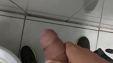 Punheta em banheiro público