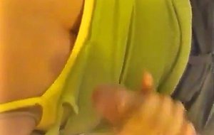 Gron skjorta handjob sprutad pa klader