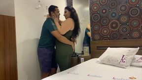 o baiano nao da sossego para a gordinha, botou a rabuda para engasgar na piroca preta