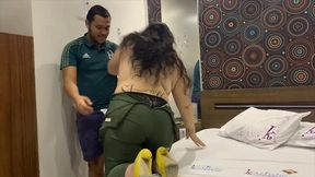 o baiano nao da sossego para a gordinha, botou a rabuda para engasgar na piroca preta