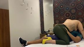 o baiano nao da sossego para a gordinha, botou a rabuda para engasgar na piroca preta