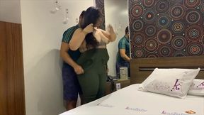 o baiano nao da sossego para a gordinha, botou a rabuda para engasgar na piroca preta