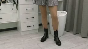 Toe tapping in sexy beautiful boots MP4 HD 720p